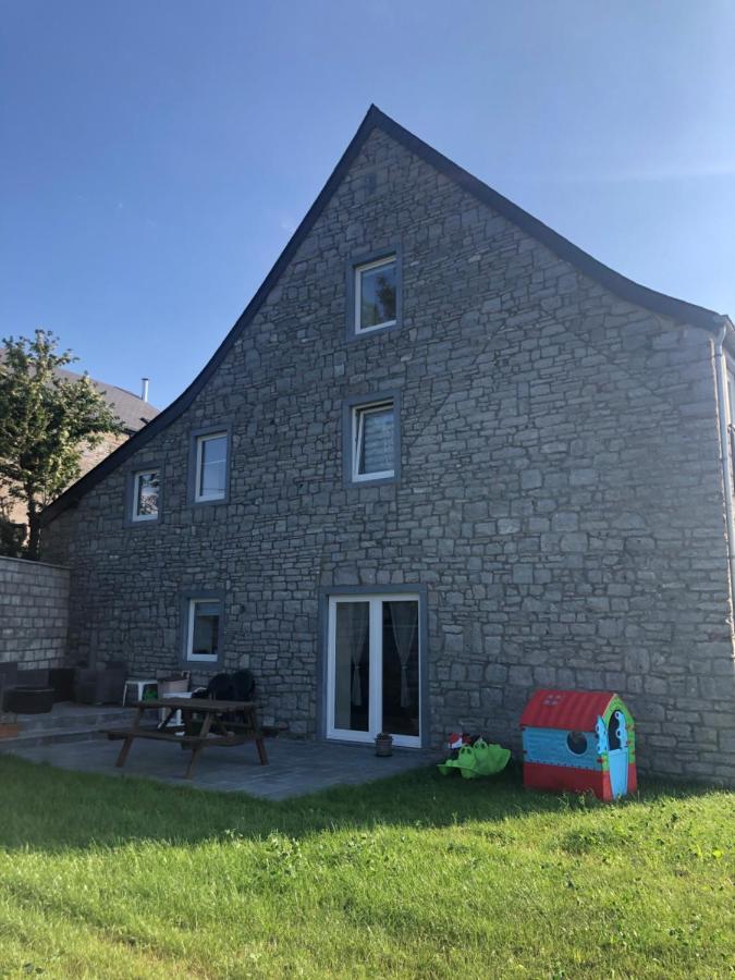 Gite Familial Ferme Des Aujes Falaen オナイユ エクステリア 写真